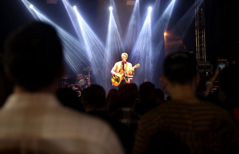 Público lota Festival do Sesc no Sana em show do cantor Leoni