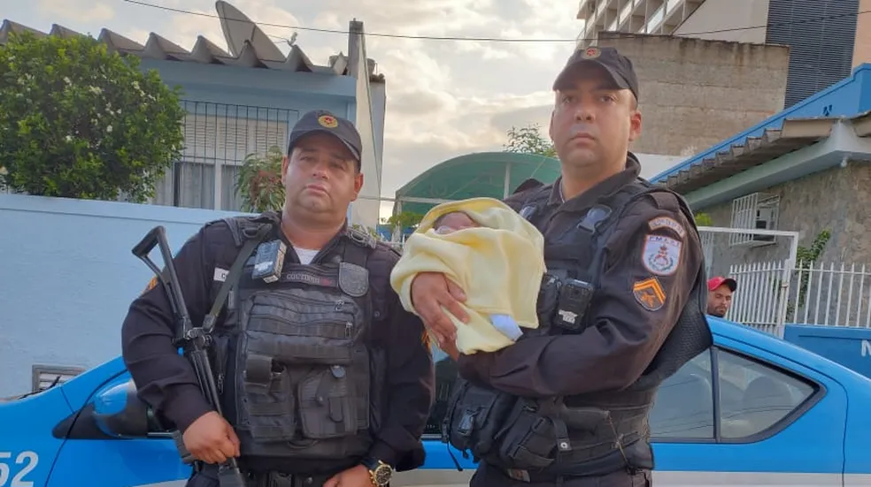 Bebê é encontrado vivo dentro de cesto em Macaé