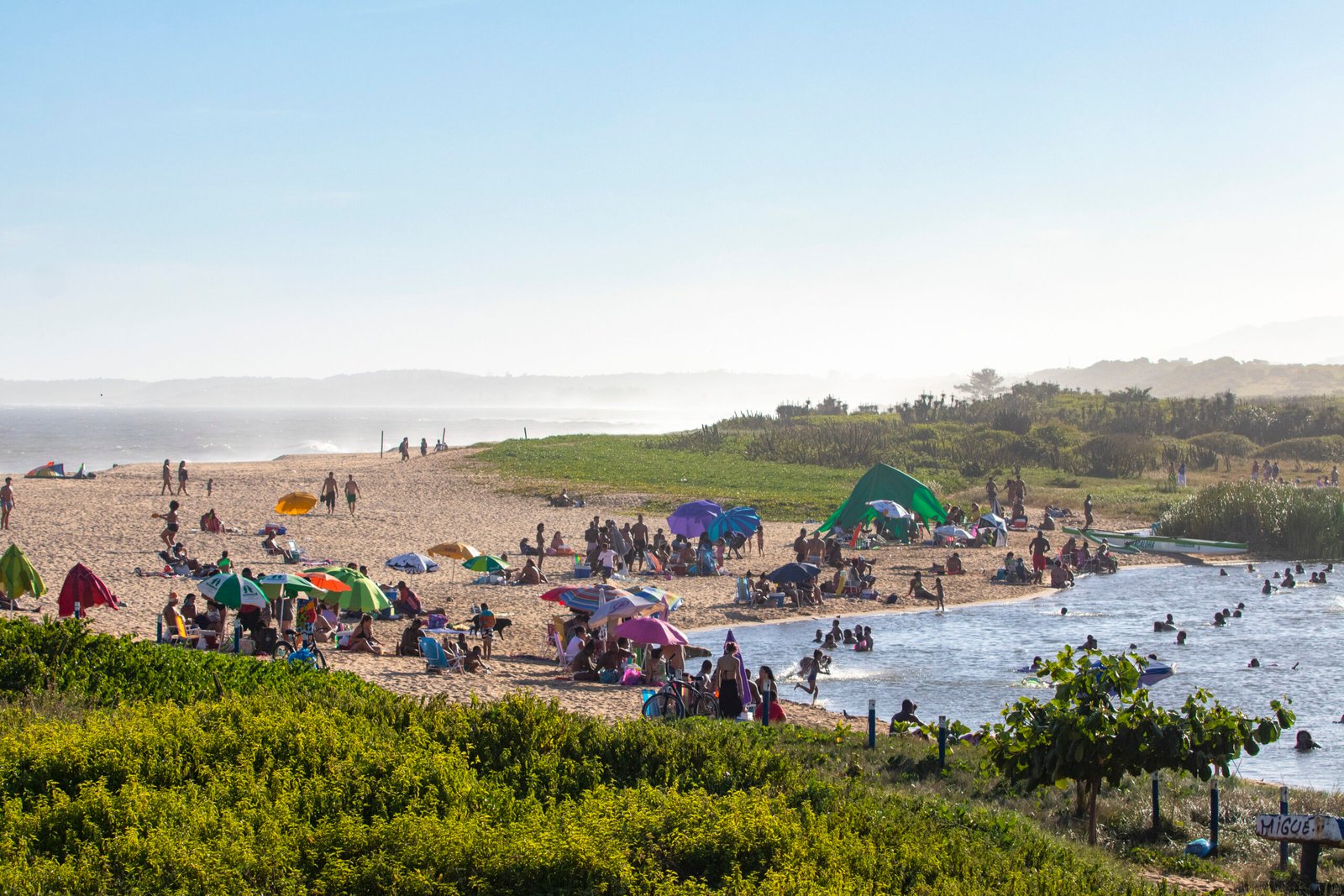 Verão: belezas naturais e infraestrutura atraem turistas para Macaé