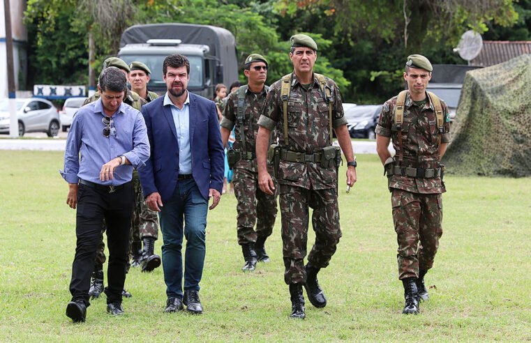 Prefeito participa de formatura de passagem de comando no Forte