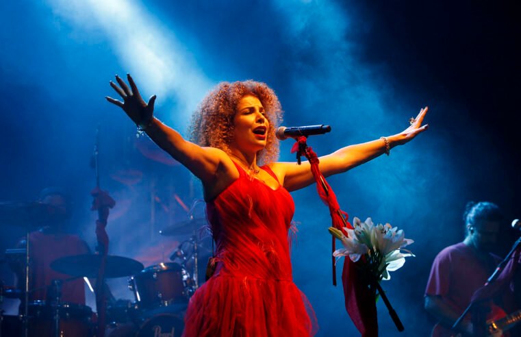 Show de Vanessa da Mata encerra programação do Sesc Verão Macaé