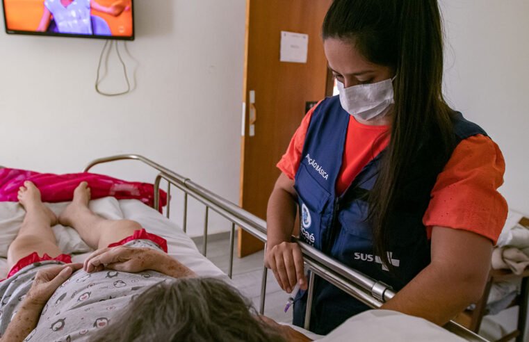 Em Macaé Idosos acamados podem solicitar vacinação a domicílio 
