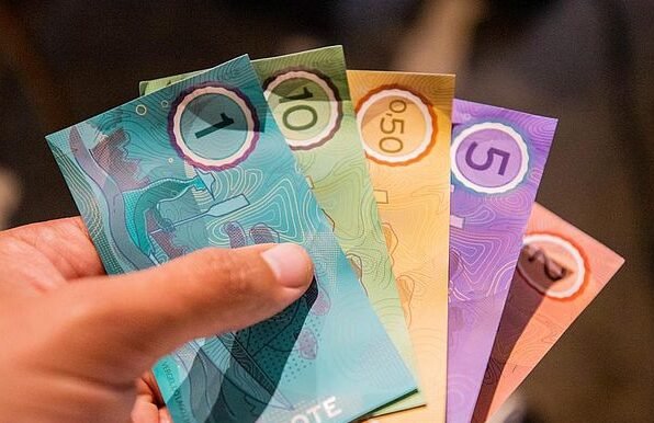 Moeda social pode facilitar compras para população de baixa renda
