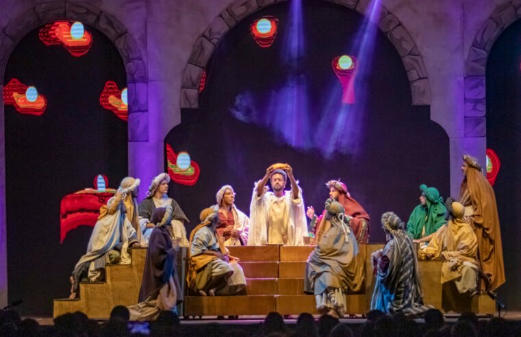 Paixão de Cristo emociona público na estreia do espetáculo, em Macaé