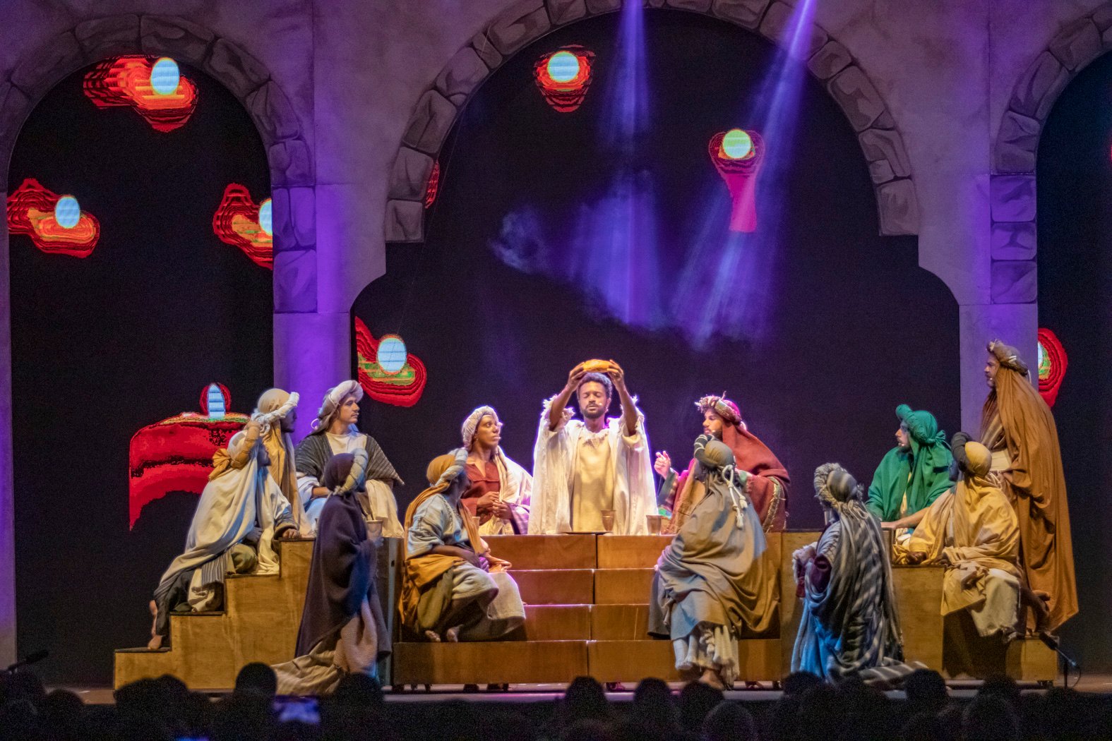 Paixão de Cristo emociona público na estreia do espetáculo, em Macaé