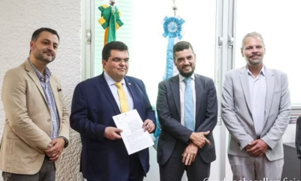 Governador em exercício do Rio, Rodrigo Bacellar, assina decreto para expansão do Aeroporto de Macaé