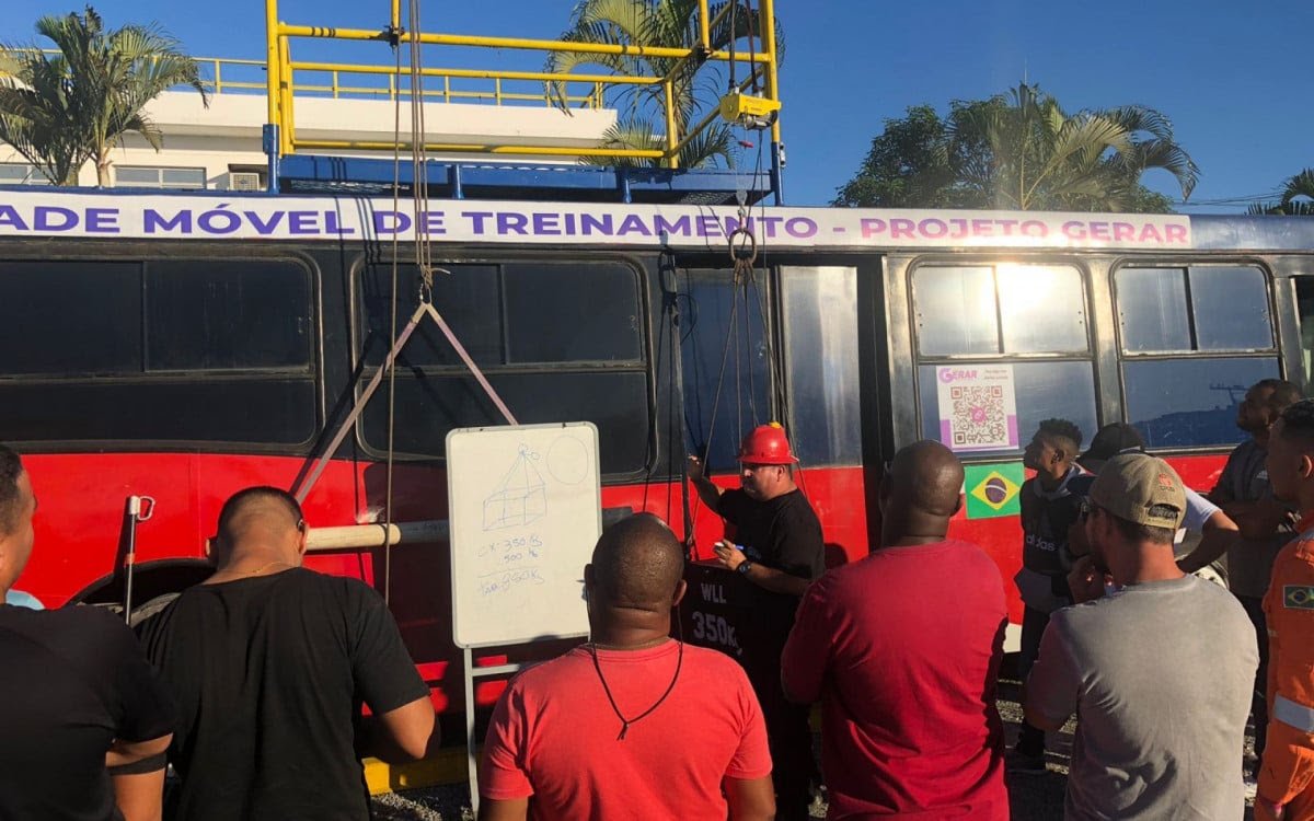 Treinamento de segurança inovador é realizado por empresa offshore em Macaé