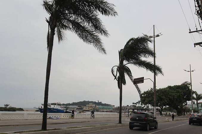 Defesa Civil alerta para ventos fortes neste domingo