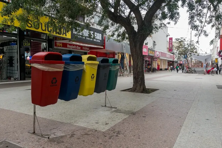 Macaé implanta coleta seletiva com lixeiras nas ruas da cidade
