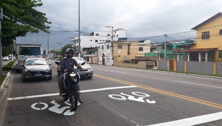 Prefeitura de Macaé cria áreas de espera seguras para motociclistas nos semáforos