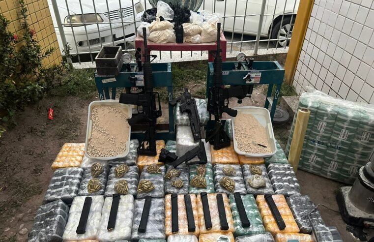 PM prende cinco homens com farta quantidade de drogas, munições e Fuzis em casa na Fronteira, em Macaé; prejuízo é de mais de R$ 600 mil