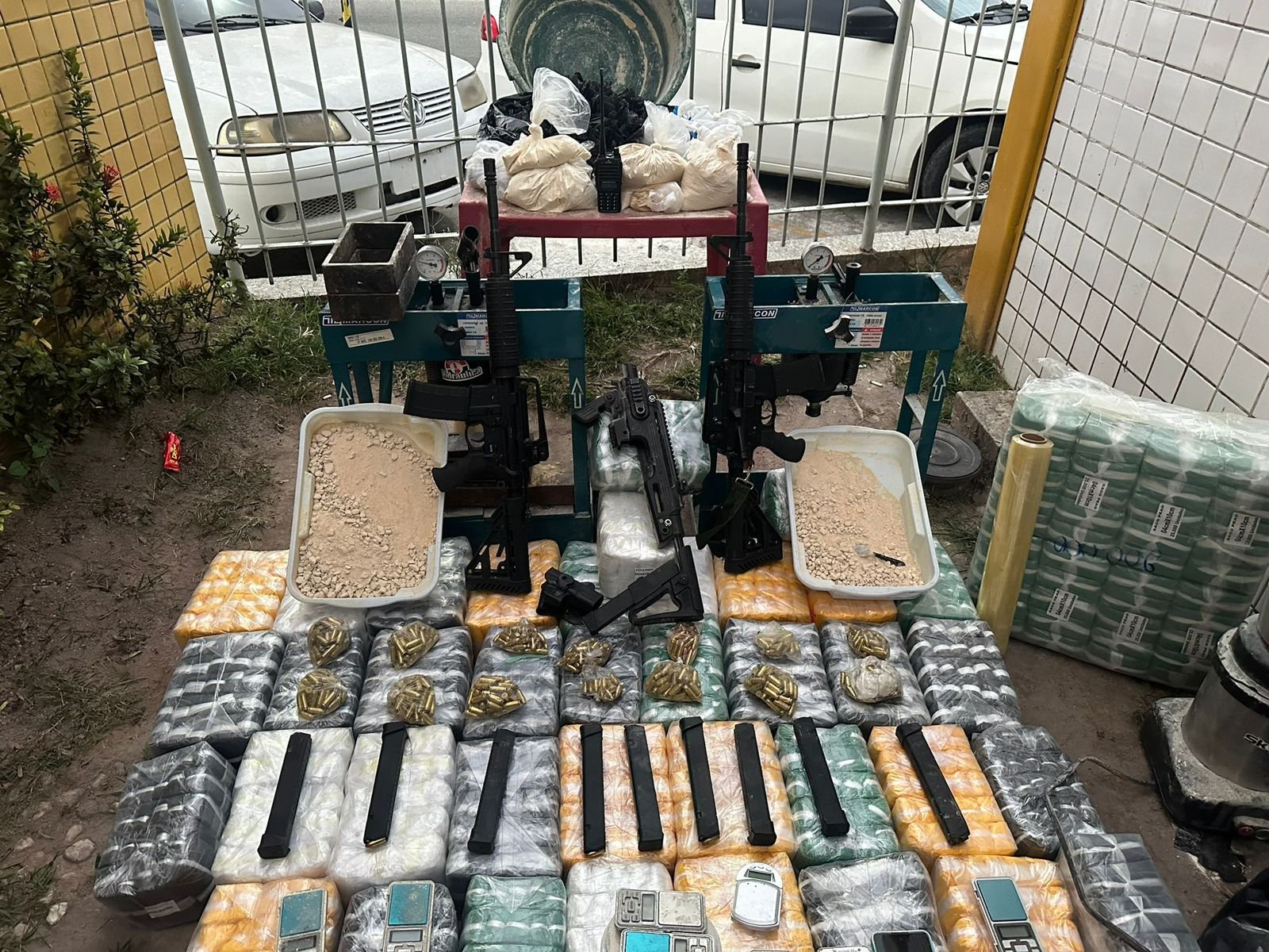 PM prende cinco homens com farta quantidade de drogas, munições e Fuzis em casa na Fronteira, em Macaé; prejuízo é de mais de R$ 600 mil