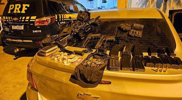 Dupla é presa transportando fuzil, pistola, munições, dinheiro e maconha em Casimiro de Abreu