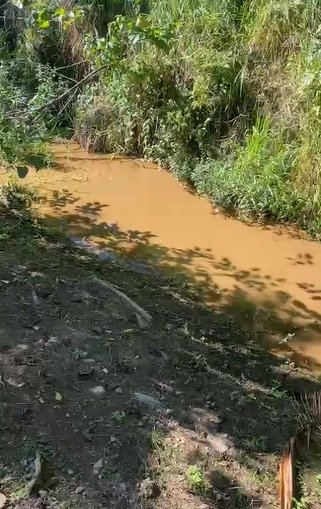 Vídeo: Moradores de Casimiro de Abreu denunciam poluição no Rio Dourado