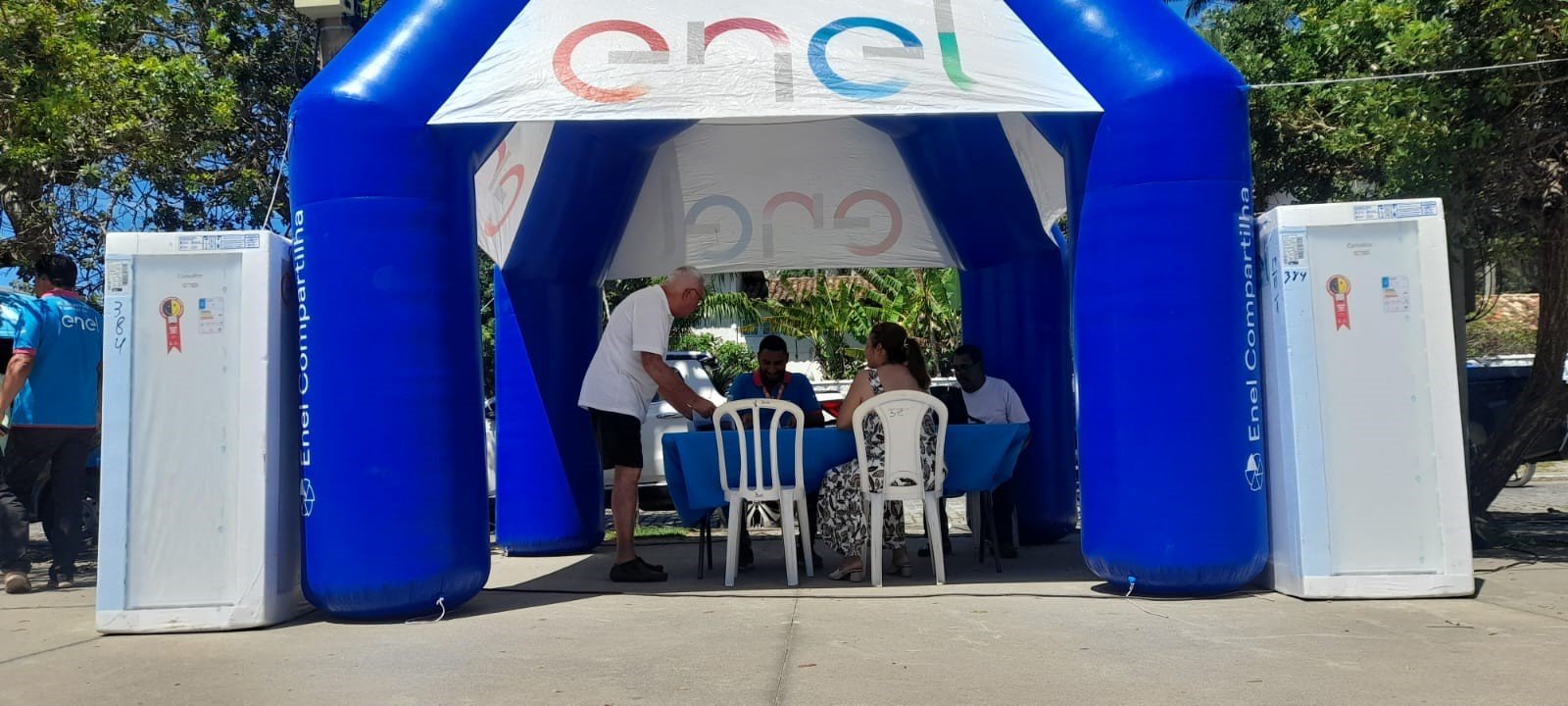 Enel entrega 10 geladeiras eficientes para famílias afetadas pelas chuvas de março em São Francisco de Itabapoana
