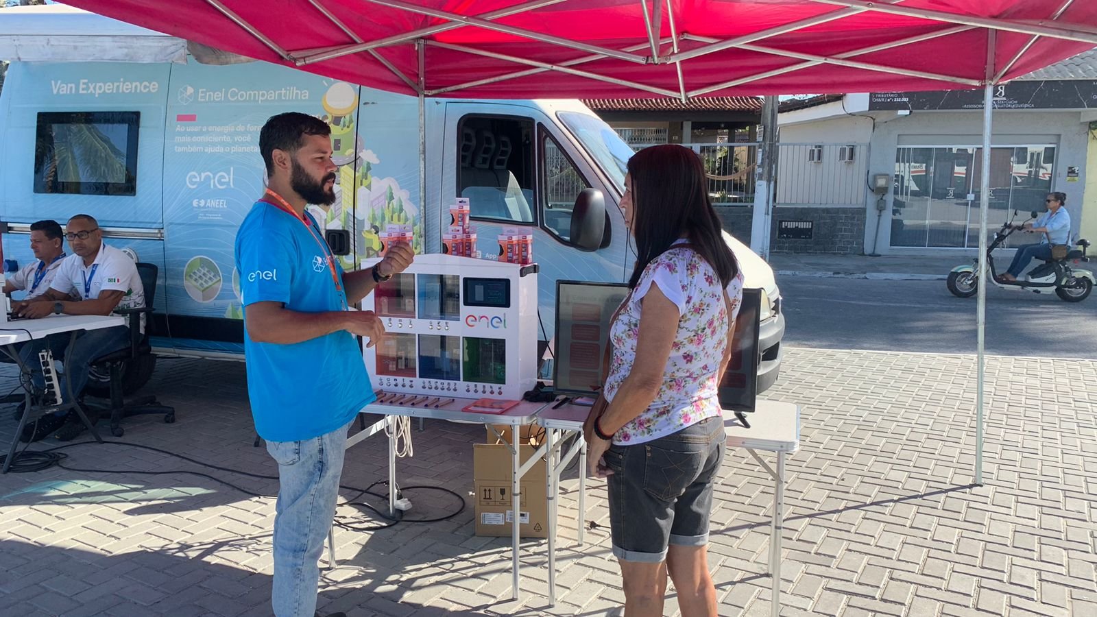 Energia legal da Enel identifica cerca de 230 furtos em Iguaba Grande; companhia também realizou o sorteio de 15 geladeiras e a troca de 180 lâmpadas antigas