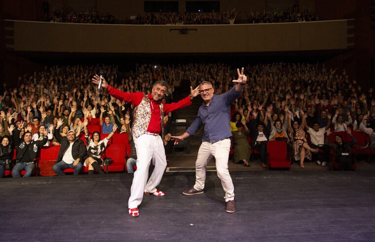 Noite de risos marca apresentação de Paulinho Gogó no Teatro Trianon