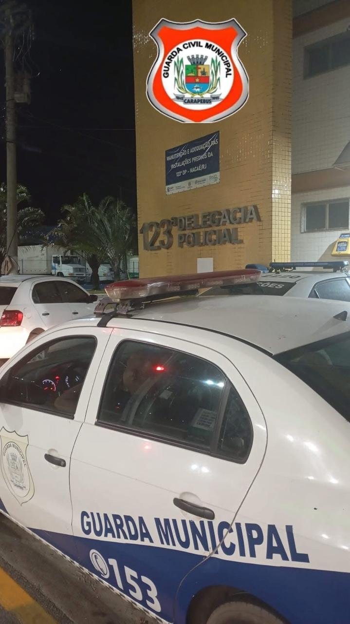 GUARDA CIVIL DE CARAPEBUS PRENDE MOTORISTA QUE DIRIGIA EMBRIAGADO E NU