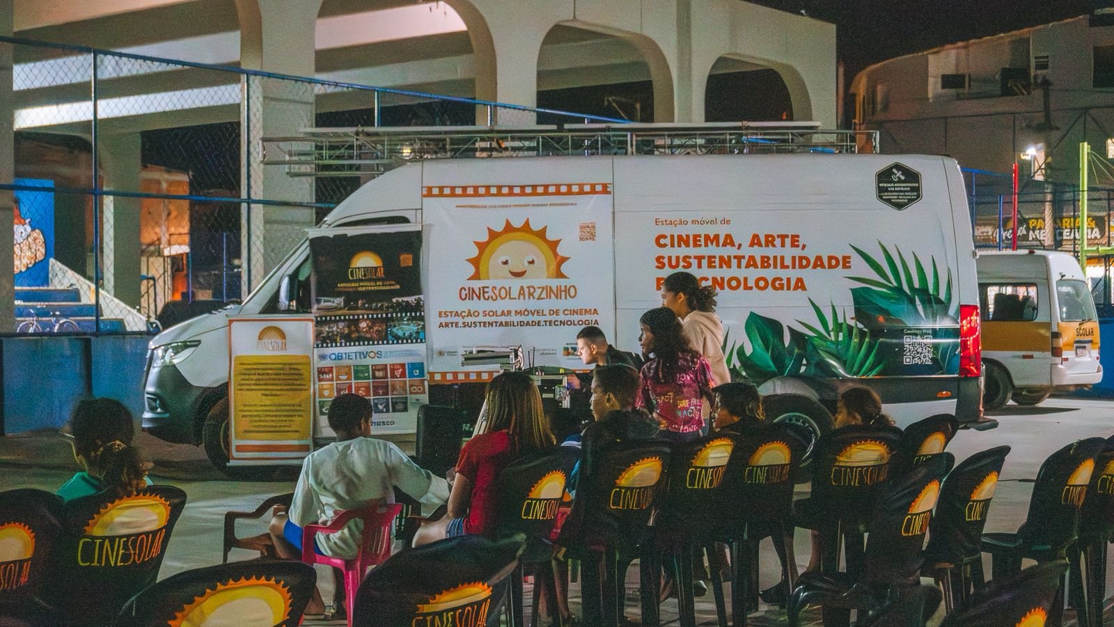 CineSolarzinho encanta crianças, jovens e adultos