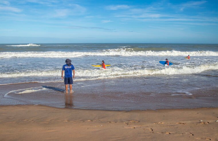 Escola de surf alia esporte, educação e cidadania