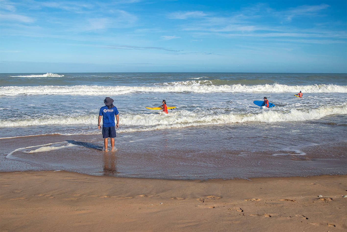 Escola de surf alia esporte, educação e cidadania