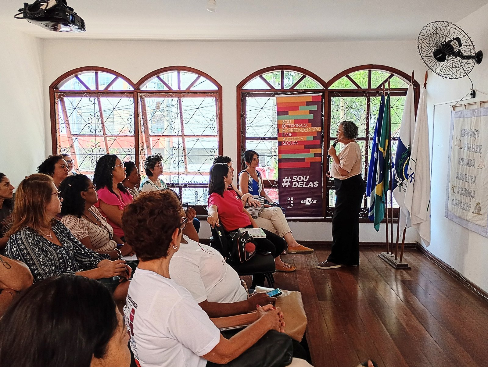 Oficina de Empreendedorismo Digital incentiva mulheres a fortalecer negócios em Macaé