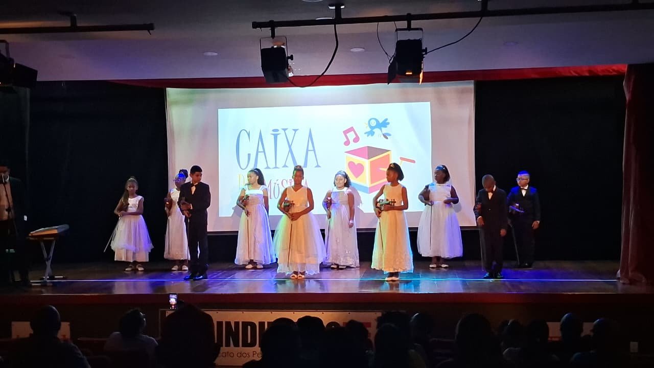Projeto social leva aula de violino a alunos da rede municipal em Macaé