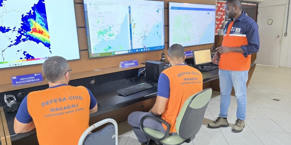 Macaé entra em alerta para ressaca com ondas de até 3 metros nesta segunda-feira