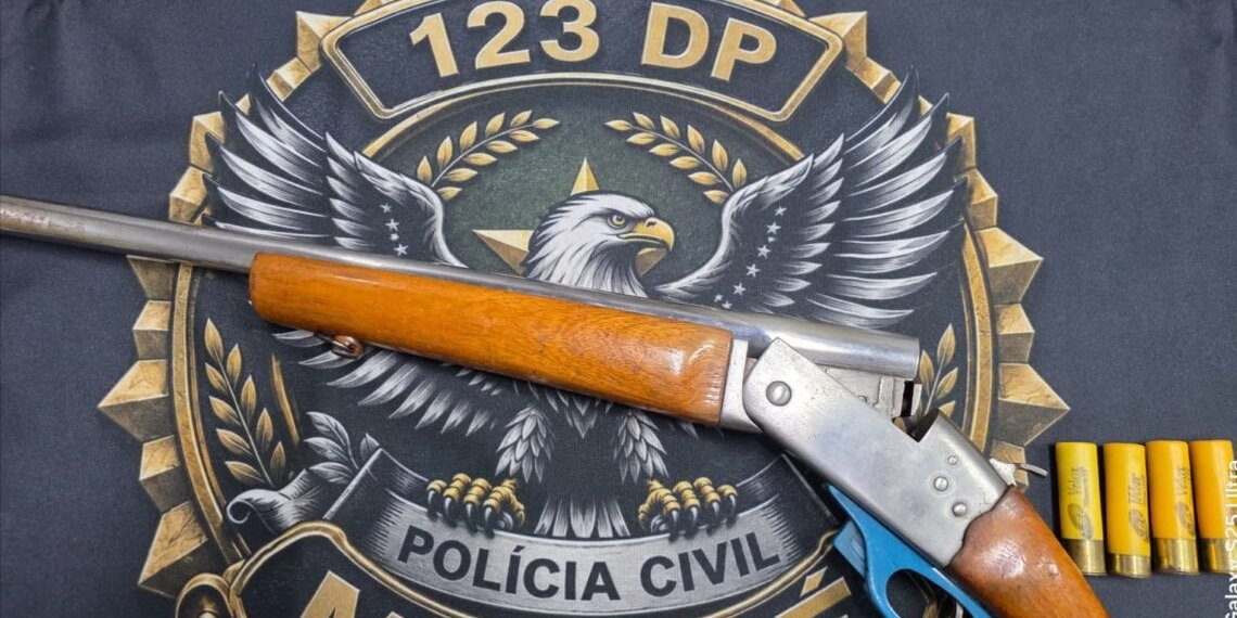 Polícia apreende espingarda e prende homem durante cumprimento de mandado em Macaé
