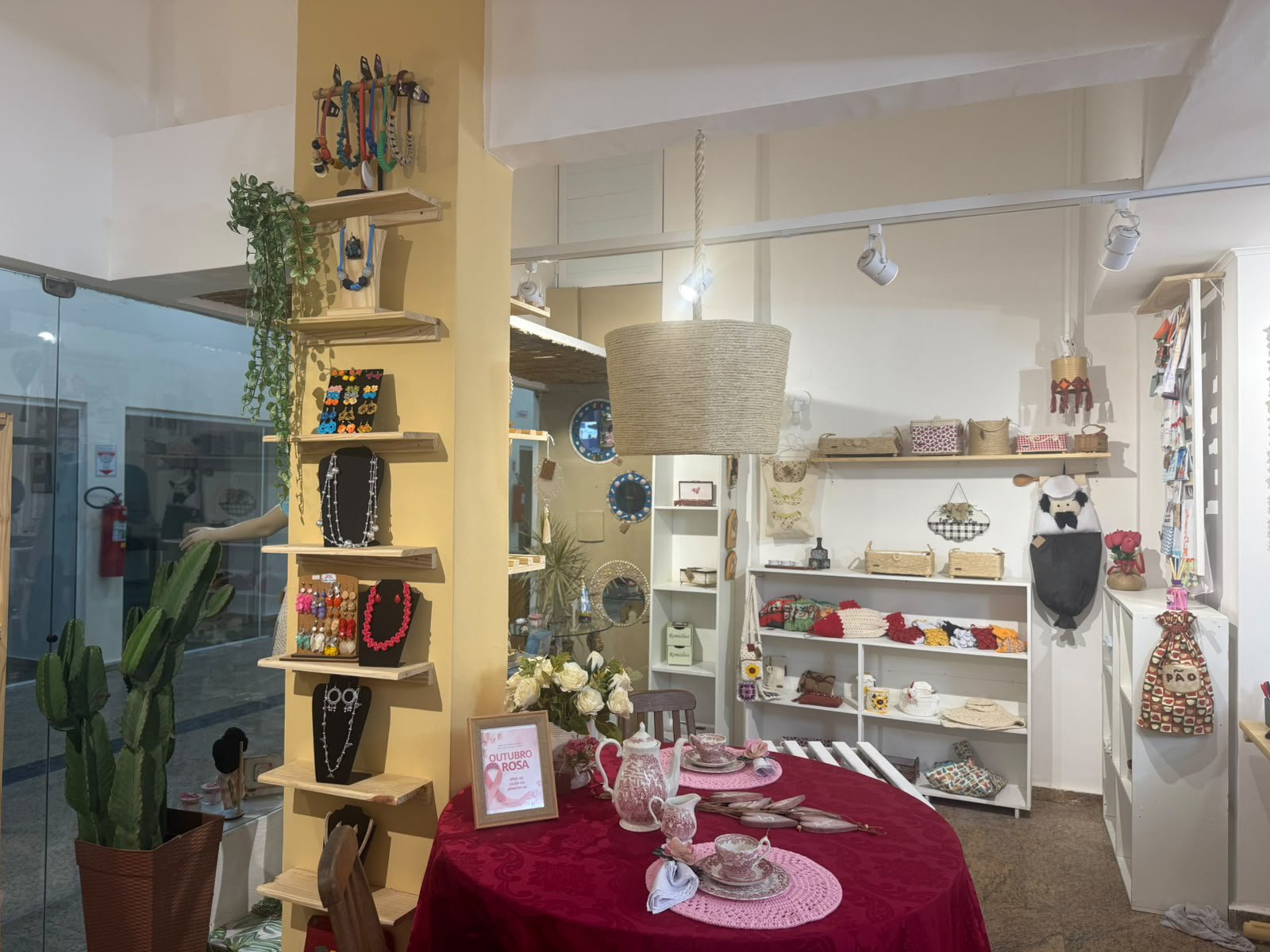 Loja de Artesanato de Macaé reabre com produtos de artistas locais
